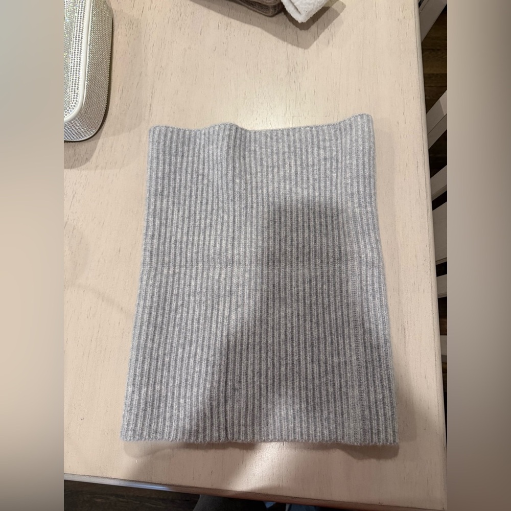 Aritzia Cashmere Rib Neck Warmer in Heather Chrome - Picture 3 of 3